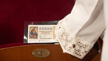MADRID, SPAIN - DECEMBER 22: The number '00000' at the start of the Sorteo Extraordinario de la Loteria de Navidad 2022, at the Teatro Real de Madrid, on 22 December, 2022 adrid, Spain. The draw is being held on this occasion with full capacity in the stalls of the Teatro Real and a total of 2,520 million euros at stake in prizes, which is 112 million more than last year. This year, the issue consists of 180 series, eight more than in previous years, of 100,000 numbers each. This issue amounts to 3,600 million euros, 70 percent of which are distributed in prizes. (Photo By Eduardo Parra/Europa Press via Getty Images) LOTERIA NAVIDAD SORTEO