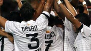 <b>SIEMPRE PRESENTE.</b> Como en la dedicatoria de los jugadores sevillistas tras el tanto de Renato, la figura de Antonio Puerta estuvo siempre presente en el choque.