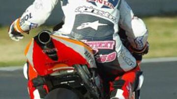 <B>¿DÓNDE ESTÁ ROSSI?</B> Nicky Hayden, segundo piloto de HRC, mira hacia atrás en un momento de la sesión en Montmeló