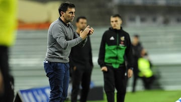 Asier Garitano aplaude a sus jugadores desde la zona t&eacute;cnica en mitad de un partido de la Real Sociedad.