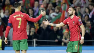 Soccer Football - World Cup - UEFA Qualifiers - Path C Playoff Final - Portugal v North Macedonia - Estadio do Dragao, Porto, Portugal - March 29, 2022 Portugal&#039;s Bruno Fernandes celebrates scoring their second goal with Cristiano Ronaldo REUTERS/Mig