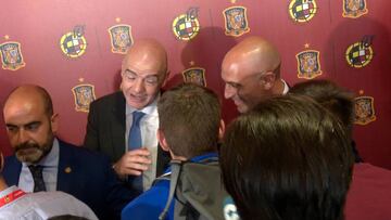 El recado de Infantino a la prensa para defender a Luis Rubiales
