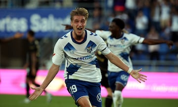 Antes hablamos del tanto de Gallego, que puso el 2-0 en el marcador con asistencia de Mellot. El 1-0 fue obra de un Cantero que estren su cuenta como jugador del Tenerife. Golazo. Recibi un baln en el rea y tras un control orientado, la cambi de palo.
 
