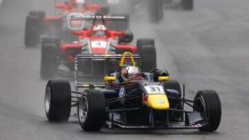 <b>EL REY DE LA LLUVIA. </b>Sainz Jr. lideró bajo el agua de Monza.