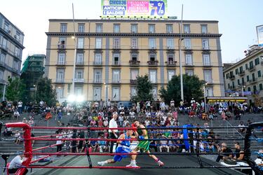 La napolitana Piazza Garibaldi (Italia) fue el escenario del combate de boxeo entre Italia e Inglaterra, disputado como
parte de una iniciativa pública que utiliza el deporte para promover la inclusión social y la regeneración urbana.
Los espectadores acogieron con gran entusiasmo la iniciativa y disfrutaron de un espectáculo singular al aire libre.