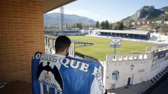 Un aficionado del Alcoyano observa El Collao desde su terraza.