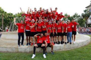 Celebración de los jugadores del Sevilla en la plaza de la Puerta de Jerez, durante el paseo triunfal que ha realizado el equipo esta tarde para festejar y ofrecer a la ciudad su quinta Liga Europa conseguida el pasado miércoles en Basilea (Suiza