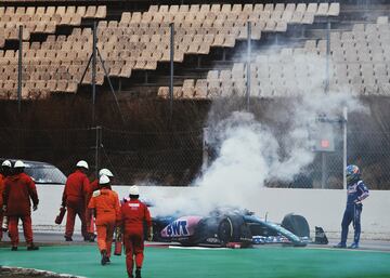 El monoplaza del piloto español se ha roto durante los test realizados esta mañana en el circuito de Montmeló. Han tenido que salir los comisarios con los extintores.