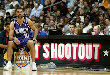 -Años en la NBA: 1998-2011
-Equipos: Sacramento Kings, Indiana Pacers, New Orleans Hornets, Toronto Raptors, Dallas Mavericks
-Medias de su carrera: 17 puntos, 4,7 rebotes, 40,1% en triples
-Mejor temporada: (2003-04) 24,2 puntos, 6,3 rebotes, 43,3% en triples
-Méritos: una vez campeón de la NBA, 3 veces all star

Uno de los grandes tiradodores de la historia de la NBA, jugando muchas temporadas cerca del mítico 50-40-90. Desde el triple las metía en modo automático y fue dos veces líder de la liga en porcentaje de tiros libres. Pieza fundamental en los maravillosos Kings de principios de siglo. No se le ha mitificado tanto como a otras leyendas europeas, pero su carrera habla por sí sola.