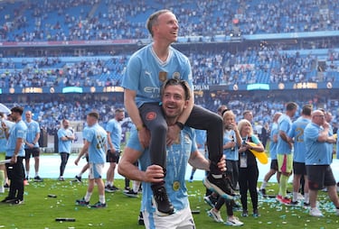 Jack Grealish lleva en volandas a Ben Thompson, fisioterapeuta del club inglés.