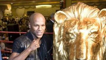 <b>DE ORO. </b>Mayweather ensaya con uno de los leones del MGM.