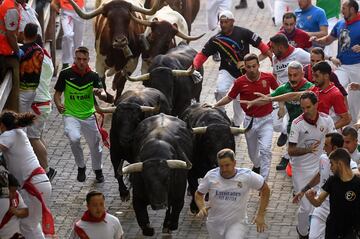 Imágenes del séptimo encierro de los Sanfermines 2022. La ganadería encargada de los toros de este séptimo encierro será la de Victoriano del Río, una de las más importantes del panorama taurino nacional.