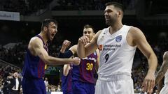 Pierre Oriola y V&iacute;ctor Claver celebran una acci&oacute;n durante la final de la Copa del Rey entre el Real Madrid y el Barcelona con Felipe Reyes en primer plano