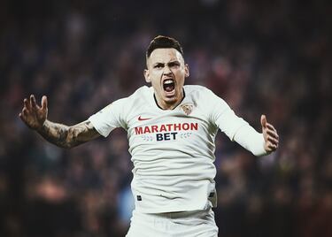 Lucas Ariel Ocampos (Quilmes, 1994) convalece como león enjaulado de una lesión de tobillo tras la dura entrada del getafense Djené hace semanas. Llegó al Sevilla a cambio de 15 millones de euros, tras varias temporadas que ni fu ni fa en el Marsella y alguna cesión, pero Nervión le viene como anillo al dedo. Máximo goleador sevillista la pasada temporada, con 17 dianas, el carácter incansable de Lucas se contagia en el equipo de Lopetegui cuando lo tiene sobre el campo. Ha sonado para Manchester United (uno de los equipos de su infancia), Real Madrid o Atlético y se ha ganado a una afición que espera el regreso al césped de su carácter argentino. 