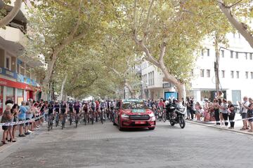 El pelotón de ciclistas por las calles de la localidad de Dénia, durante la octava etapa de la Vuelta.