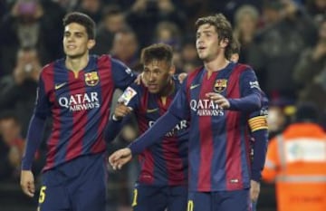 1-0. Neymar celebra con sus compañeros el primer gol.