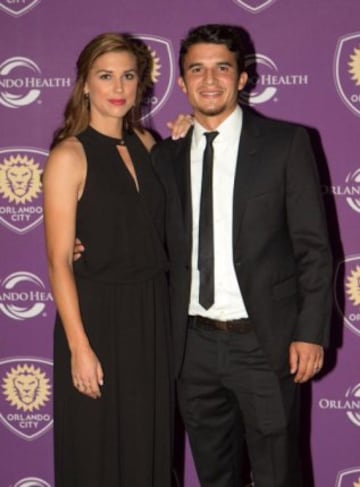 La catalogada futbolista más hermosa del mundo contrajo matrimonio en 2015 con el también futbolista Servando Carrasco (Orlando City). Llevan poco más de un año de casados.