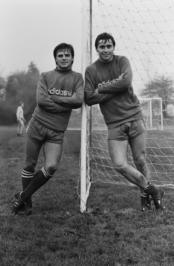 Un joven Michael Robinson posa con su compañero del Queens Park Rangers, Gary Bannister.