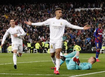 Mariano makes it 2-0 in El Clásico.