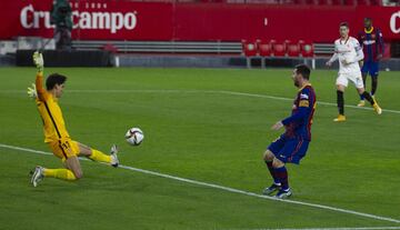 Yassine Bounou y Leo Messi.