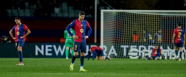 1-2. Robert Lewandowski y sus compañeros de equipo, abatidos tras el segundo tanto de Alexander Sorloth en el descuento.