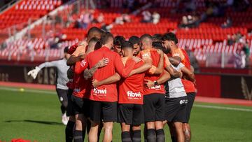 Los jugadores del Mallorca minutos antes de comenzar el partido en Almería.