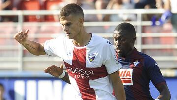 Longo, en un partido del Huesca ante Levante de la pasada temporada.