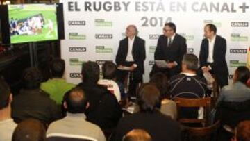 Manu Moriche, Michael Robinson y Edu Téllez, ayer en el madrileño pub O’Neills.