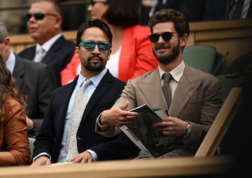 Los actores Lin-Manuel Miranda y Andrew Garfield en el palco real de la pista central del All England Club.