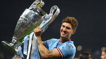 Stones, con el trofeo de la Champions.