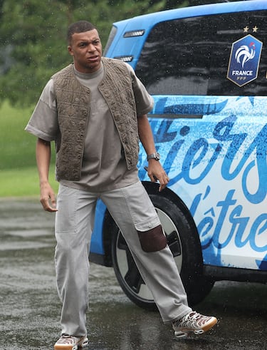 Kylian Mbappé a la llegada a la concentración. 