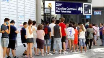 Colas para comprar entradas para el trofeo Bernabéu.