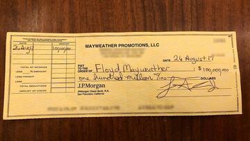 Mayweather presume del cheque por pelear con McGregor