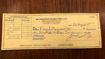 Mayweather presume del cheque por pelear con McGregor