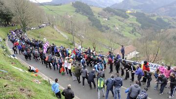 Imagen de los aficionados animando a los corredores en la subida al Alto de Izua durante la quinta etapa de la Vuelta al País Vasco 2018.