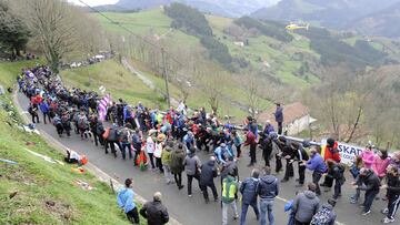 Imagen de los aficionados animando a los corredores en la subida al Alto de Izua durante la quinta etapa de la Vuelta al Pa&iacute;s Vasco 2018.