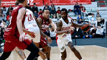 Kenny Chery, base del Bàsquet Girona, intenta superar a Troy Caupain, del UCAM Murcia.