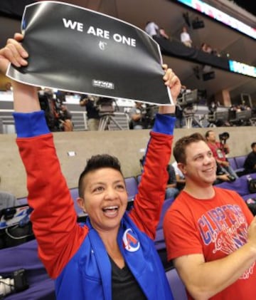 Una seguidora de los Clippers con un cartel con la leyenda "We Are One".