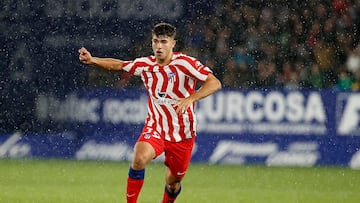 Aitor Gismera conduce el balón en el amistoso entre la Ponferradina y el Atlético.