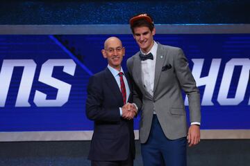 Número 4 del draft de 2016, fue elegido por Phoenix Suns.