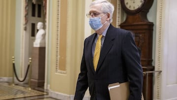 Washington (United States), 21/05/2020.- Senate Majority Leader Mitch McConnell walks to the Senate Floor during the COVID-19 coronavirus pandemic at the US Capitol in Washington, DC, USA, 21 May 2020. As Leader McConnell waits to see the effects of previ