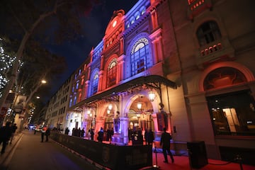 Fachada del Gran Teatro del Liceu con los colores azulgranas del FC Barcelona.