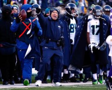 El head coach de los Seattle , Pete Carroll, continúa su idilio con los playoffs al mando de los Seahawks. El entrenador, y con él el equipo, tuvo toda la suerte del mundo en la última jugada. Sin embargo su capacidad para transformar al equipo tras la perdida de su backfield, le hace merecedor de seguir considerado como uno de los mejores entrenadores de la liga.