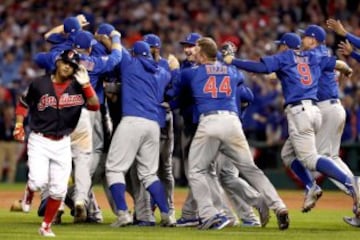 Cachorros sacuden la historia de la MLB: Chicago tuvo que esperar 108 años para levantar el trofeo de campeón de la Grandes Ligas. En la Serie Mundial, los cachorros obligaron a los Indios de Cleveland a competir hasta el séptimo partido ganando el último encuentro 4-3.