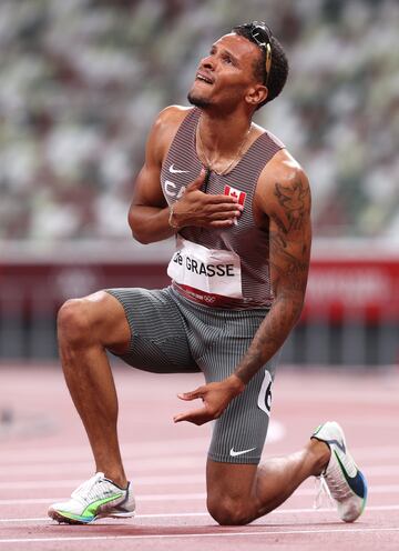 El canadiense Andre De Grasse celebra el oro en los 200 metros.