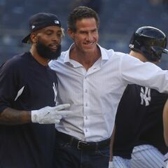 Who is throwing the ceremonial first pitch for game 4 of the MLB World Series?