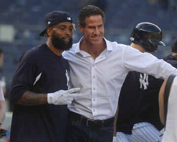 Previo a probarse en la caja de bateo, el receptor de los New York Giants se tomó una foto junto al antiugo outfielder de los Yankees Paul O'Neill.