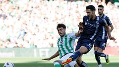 SEVILLA, 19/05/2024.- El centrocampista de la Real Sociedad, Mikel Merino (d), golpea el balón ante el defensor del Betis, Chadi Riad, para conseguir el segundo gol del equipo donostiarra durante el encuentro correspondiente a la 37 de Primera División que Betis y Real Sociedad disputan hoy domingo en el estadio Benito Villamarín de Sevilla. EFE/ Julio Muñoz
