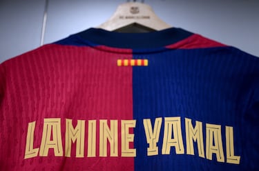 La camiseta de Lamine Yamal se exhibe en el vestuario del FC Barcelona antes del partido de vuelta de cuartos de final de la UEFA Champions League 2024/25.