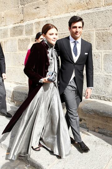 El piloto de F¨®rmula 1 y hermano de la novia, Carlos Sainz Jr. y su pareja Isabel Hern¨¢ez, llegando a la iglesia.